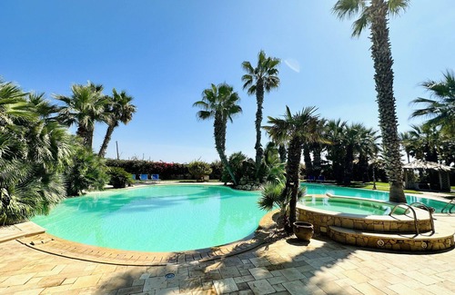 Donnalucata Villa | Casa de vacaciones privada con WIFI, jacuzzi, piscina privada, A/C, TV, patio, vista panorámica