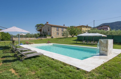 Colle di Compito Villa | Casa de vacaciones privada con A/C, WIFI, piscina privada, TV, terraza, vista panorámica