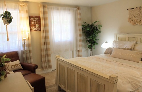 Briargate Otro | Private, Walkout Boho Basement Beyond the Bridge - Farm Property 5 min from I-25