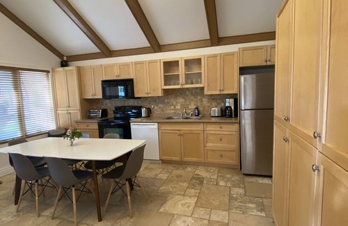 Wasaga Beach Casa | Private Wasaga Retreat Just 1.5min Walk To Beach!