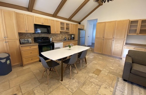 Wasaga Beach Casa | Private Wasaga Retreat Just 1.5min Walk To Beach!