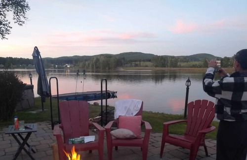 Notre-Dame-du-Laus Casa | Private Luxury Waterfront Lake House.