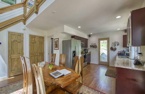 Hot Springs Casa | Private Waterfalls, Creek, Firepit, Hot Tub, Hiking & Level II Charging