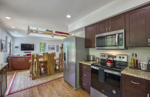 Hot Springs Casa | Private Waterfalls, Creek, Firepit, Hot Tub, Hiking & Level II Charging