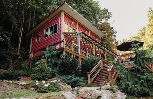 Hot Springs Casa | Private Waterfalls, Creek, Firepit, Hot Tub, Hiking & Level II Charging