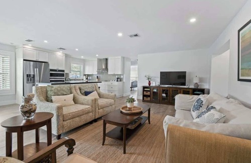 Garden Isles Villa | Casa moderna y relajante frente al mar con piscina, juguetes para niños, ideal para familias
