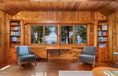 Traverse City Cabina | Private Waterfront Cottage on Lake Michigan