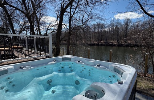 Mount Marion Casa | Private Waterfront Getaway – Hot Tub, Sauna, Arcade, Kayaks, Outdoor Ping Pong!