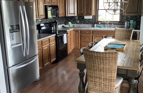 Reedville Casa | Private, Waterfront, Ultra-clean, Pet friendly, Kayaks, Canoe, Firepit, more!