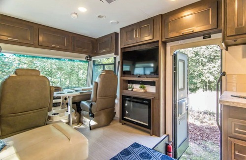 Osage Beach Casa | Private Waterfront Glamping RV