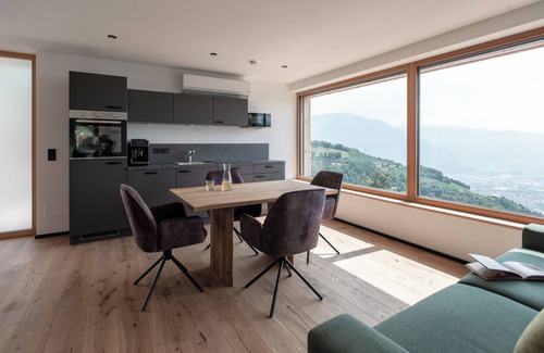 San Genesio Atesino Apartamento | Private whirlpool with counter-current system and private sauna invite to relax