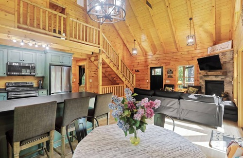Logan Cabina | Private & Wooded Cabin with Eat-In Kitchen, Hot Tub, Fire Pit & Game Room