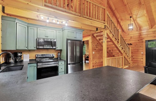 Logan Cabina | Private & Wooded Cabin with Eat-In Kitchen, Hot Tub, Fire Pit & Game Room