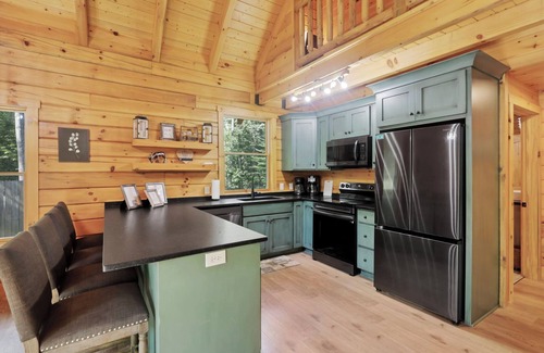 Logan Cabina | Private & Wooded Cabin with Eat-In Kitchen, Hot Tub, Fire Pit & Game Room