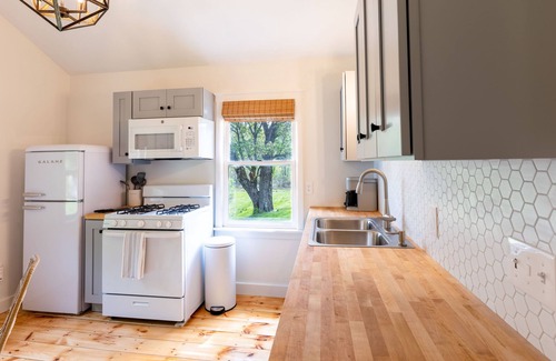 Kittery Cabaña | Private Woodland Cottage Near Beaches and Shopping