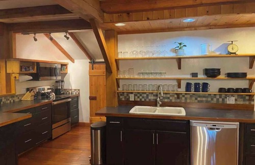 Gilboa Casa | Private Woodland Retreat with Cedar Hot Tub & Mt View