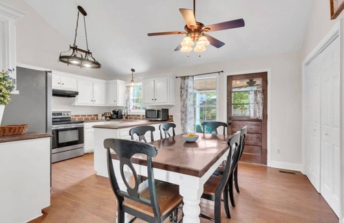 Spring Hill Casa | Private Yard · 3BR Home · Safe & Quiet Block