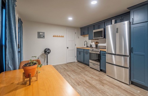 Midland Apartamento | Private Yard - Full Kitchen - Mini Golf - BBQ