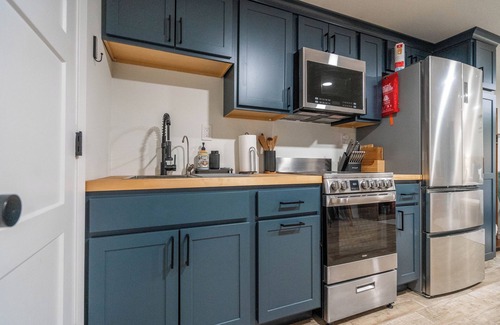 Midland Apartamento | Private Yard - Full Kitchen - Mini Golf - BBQ