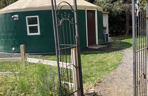 Buhl Cabina | Private yurt perfect for your Magic Valley stay.