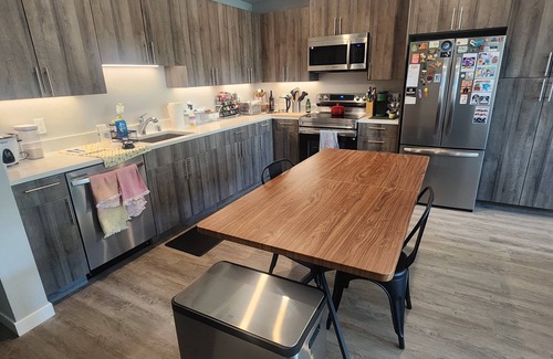 West Oakland Condominio | Private Zen Den in a West Oakland condo, Fast WiFi, AC, Direct Bus to BART & SF