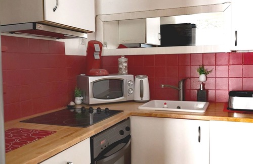 Cadenet Casa | Piso privatizado en casa de pueblo, dormitorio, sala de estar, baño, aseo.