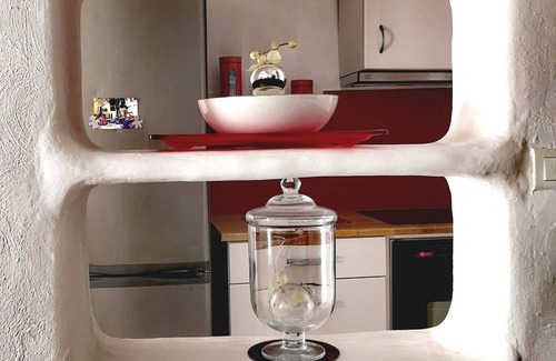 Cadenet Casa | Piso privatizado en casa de pueblo, dormitorio, sala de estar, baño, aseo.