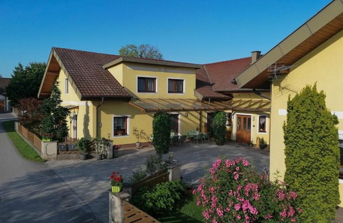Sarling Casa | Privatzimmer und Ferienwohnungen Leeb