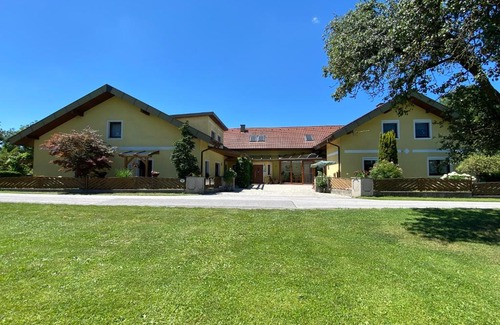 Sarling Casa | Privatzimmer und Ferienwohnungen Leeb