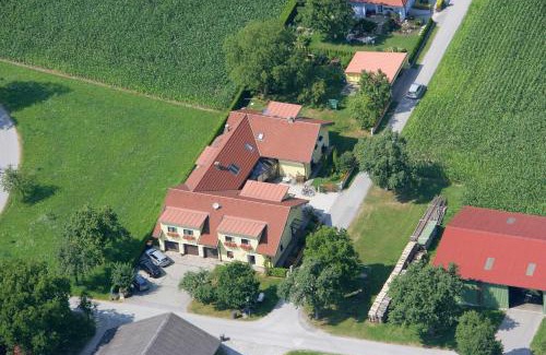 Sarling Casa | Privatzimmer und Ferienwohnungen Leeb