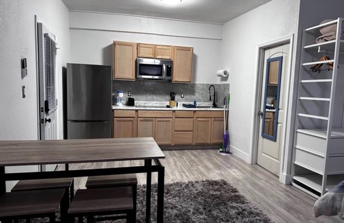 Las Vegas Apartamento | Privet Studios separate entry and full kitchen we are conveniently located