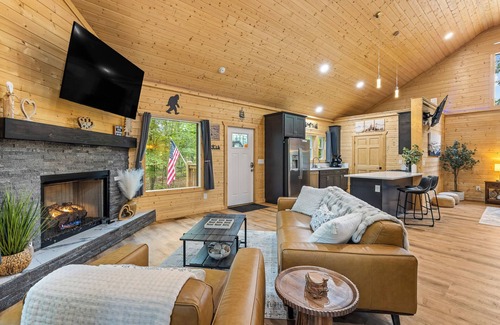 Cleveland Cabina | Prized Gem - Stunning Barndominium-Style Cabin Nestled in the Woods.
