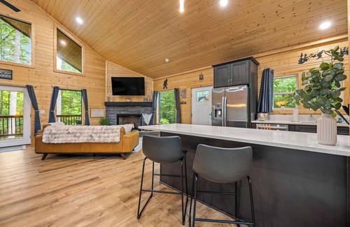 Cleveland Cabina | Prized Gem - Stunning Barndominium-Style Cabin Nestled in the Woods.