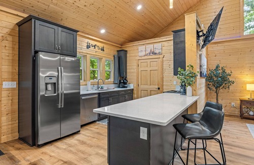 Cleveland Cabina | Prized Gem - Stunning Barndominium-Style Cabin Nestled in the Woods.