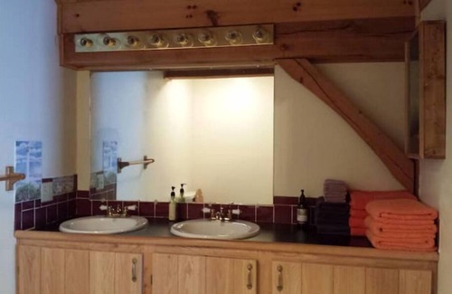 New Salem Cabina | Professional/family/pet-friendly; fiber-optics in the forest, minutes to highway