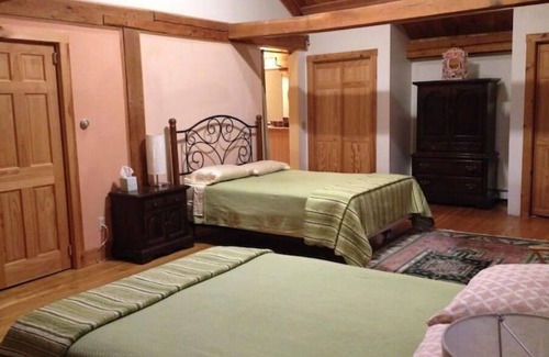 New Salem Cabina | Professional/family/pet-friendly; fiber-optics in the forest, minutes to highway