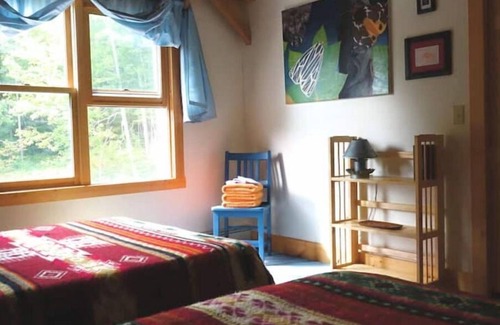 New Salem Cabina | Professional/family/pet-friendly; fiber-optics in the forest, minutes to highway