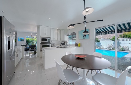 Canyon Corridor Casa | Todas las NUEVAS casas decoradas profesionalmente a mediados de siglo con piscina de lujo moderna y wifi gratis