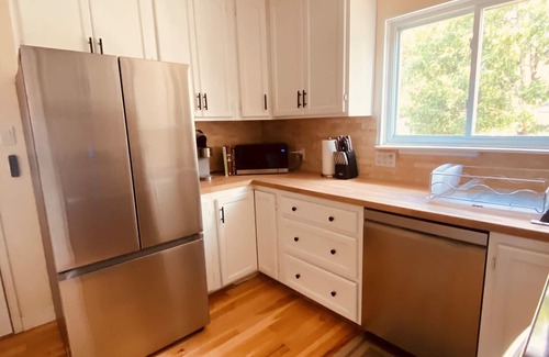 Kitchener Casa | Newly Renovated Main Floor Home – 2 Bedrooms