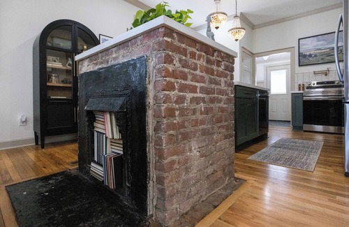 Columbus Casa | Promenade on Poplar- Brand New, Beautifully Decorated Cozy 2 Bedroom w/ King Bed