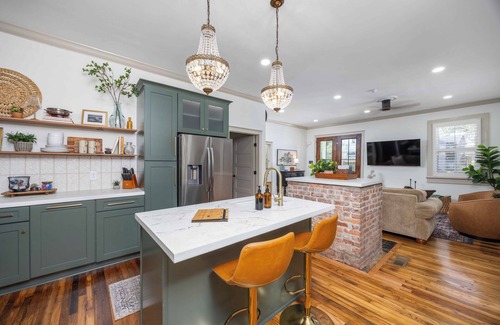 Columbus Casa | Promenade on Poplar- Brand New, Beautifully Decorated Cozy 2 Bedroom w/ King Bed