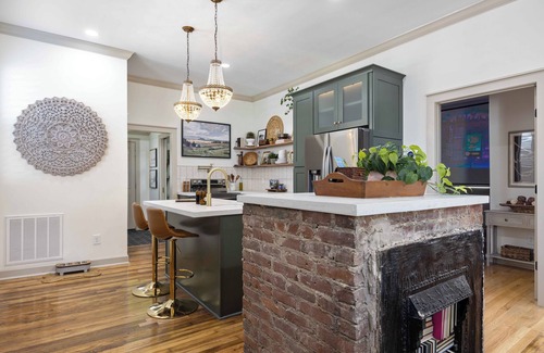 Columbus Casa | Promenade on Poplar- Brand New, Beautifully Decorated Cozy 2 Bedroom w/ King Bed