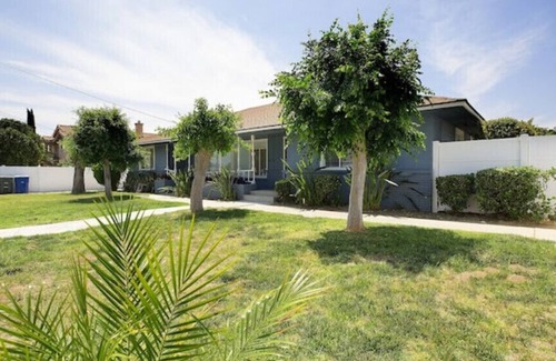 Ontario Casa | PROMO 10 % WEEKLY/ 25% MONTHLY DISCOUNT Cheerfull 2-bed with 2-Bath Bungalow