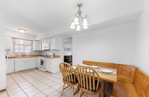 Naperville Casa | PROMO 22% MONTHLY DISCOUNT! Centrally-Located Relaxed Family Home!!