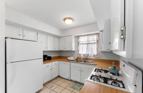 Naperville Casa | PROMO 22% MONTHLY DISCOUNT! Centrally-Located Relaxed Family Home!!