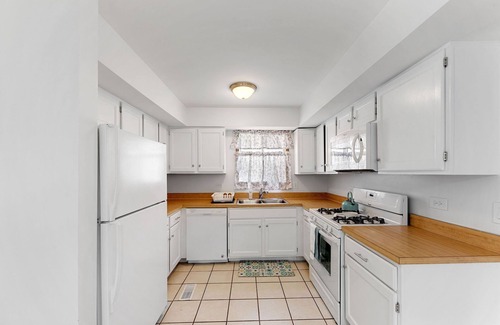Naperville Casa | PROMO 22% MONTHLY DISCOUNT! Centrally-Located Relaxed Family Home!!