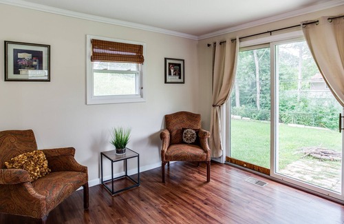 Rochester Casa | PROMO 5% WEEKLY/10% MONTHLY DISCO Suburban Ranch with Hot Tub Mins away from RIT