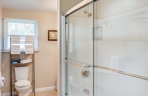 Rochester Casa | PROMO 5% WEEKLY/10% MONTHLY DISCO Suburban Ranch with Hot Tub Mins away from RIT