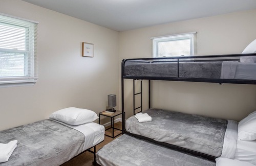 Rochester Casa | PROMO 5% WEEKLY/10% MONTHLY DISCO Suburban Ranch with Hot Tub Mins away from RIT