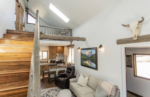 Larkspur Cabina | PROMO 5% WEEKLY AND 10% MONTHLY DISCOUNT! Mountain Cabin, conveniently located.